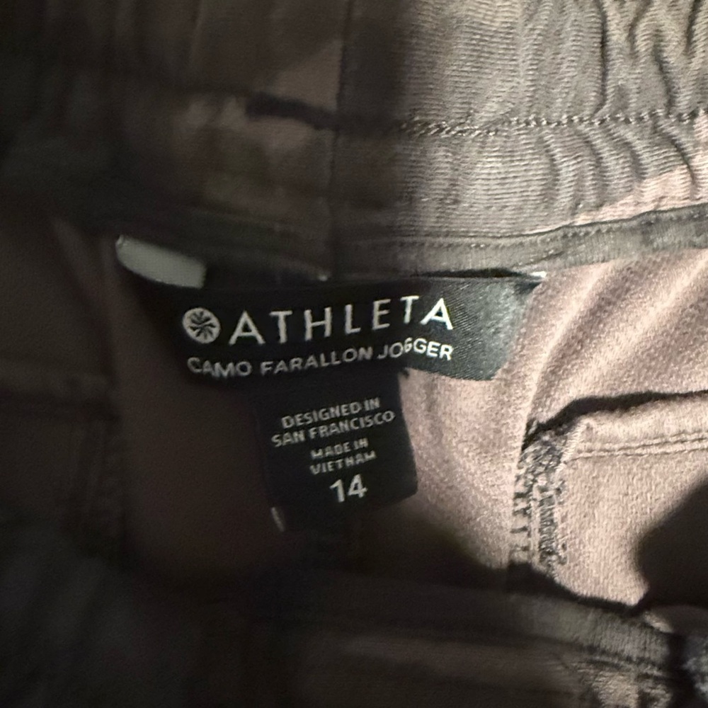 Athleta Olive Camo Farrallon Jogger Pants, size 14 - Picture 9 of 9